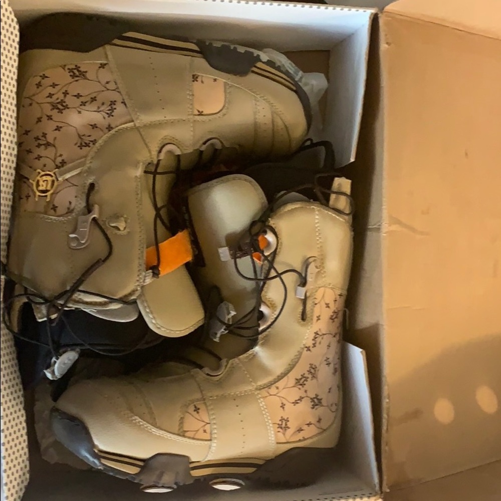 Women Burton snowboarding boots